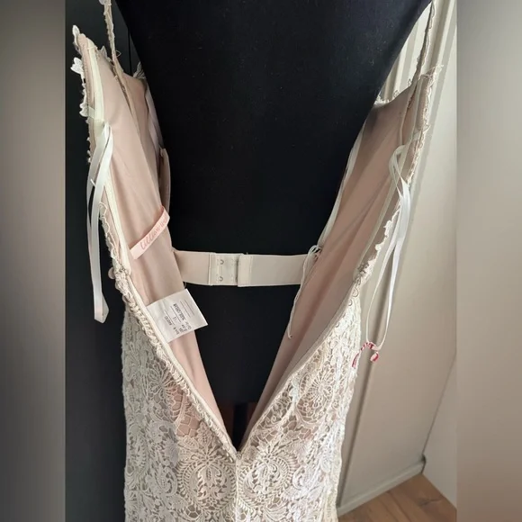 Lillian West Cream/Nude SZ 12 Fitted Sheath Venice Lace Wedding Dress Style 6495 - Picture 15 of 16